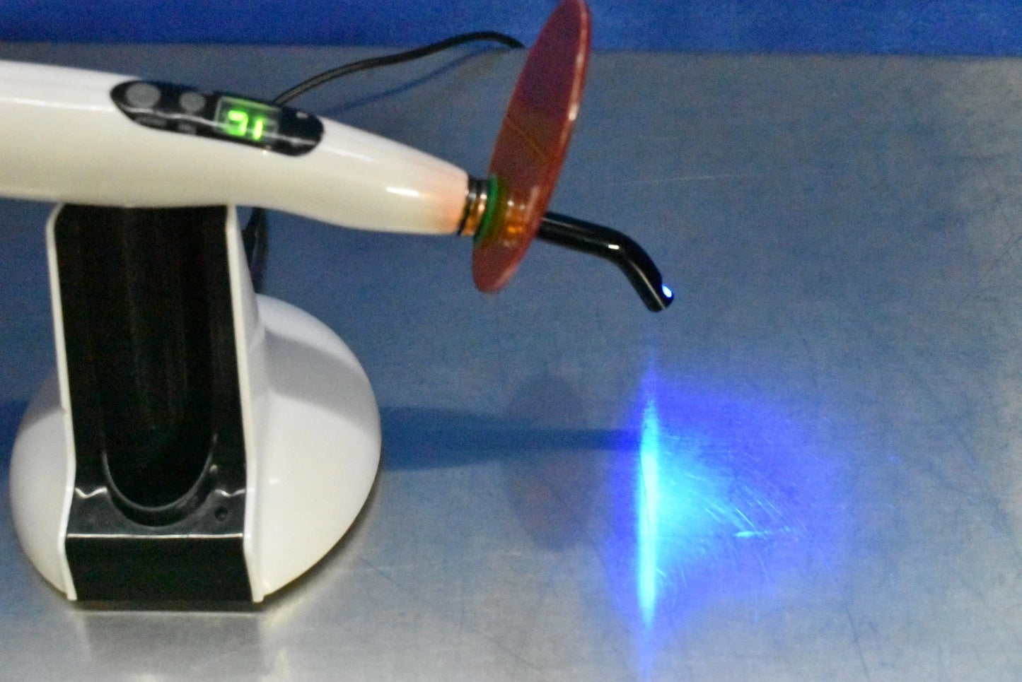 Woodpecker Medical Curing Light with Black & White Base