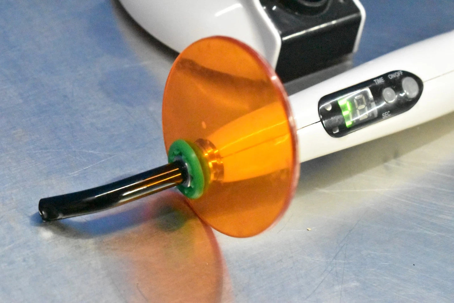 Woodpecker Medical Curing Light with Black & White Base
